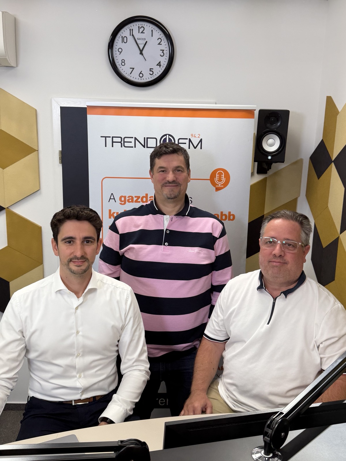 Adam Schmutz during the recording of the DigiTurismo podcast AI episode in the TREND FM studio | Adam Schmutz talking about the role of AI in tourism on the DigiTurismo podcast | Adam Schmutz with the DigiTurismo podcast hosts in the TREND FM studio