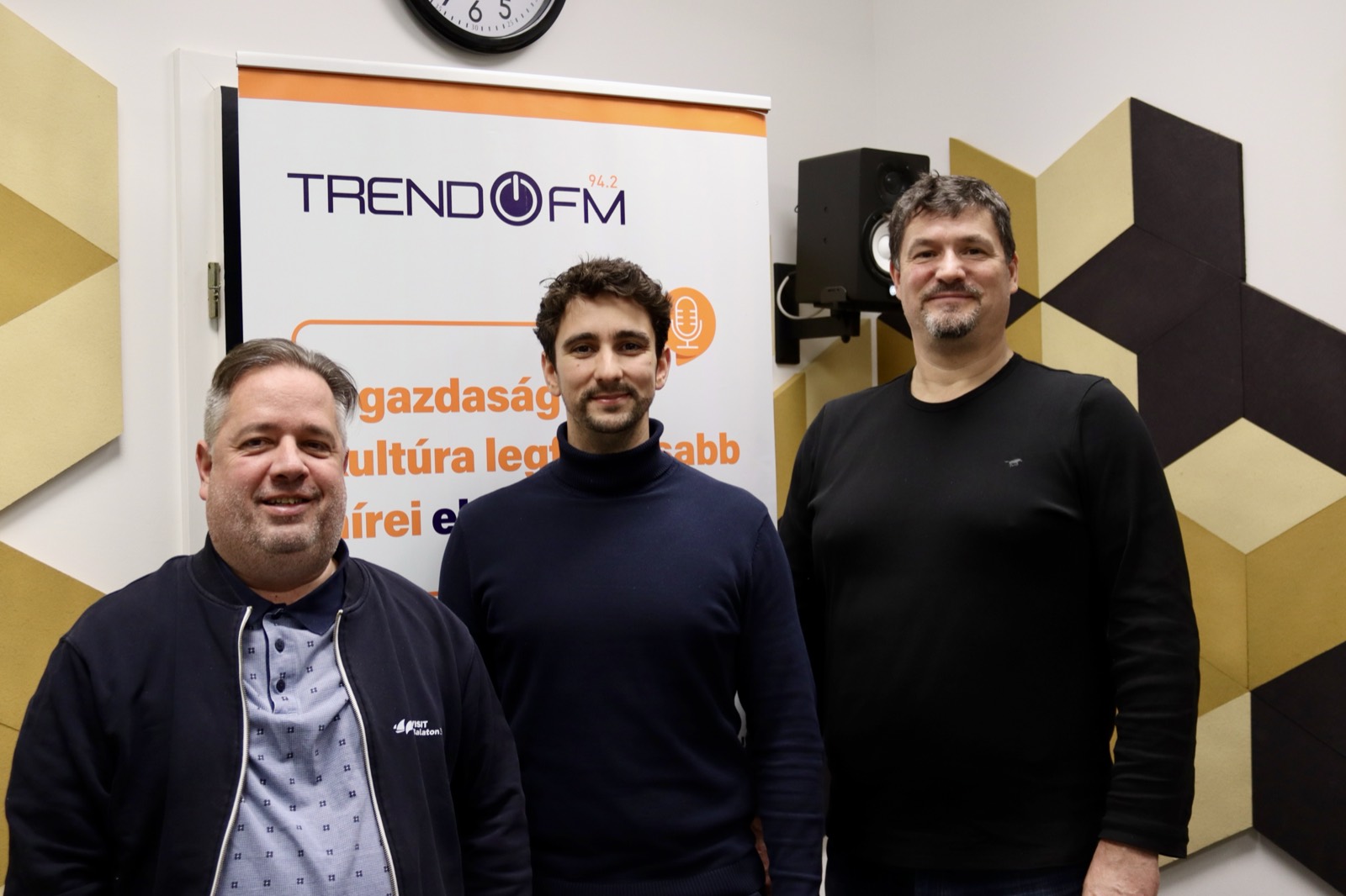 Adam Schmutz with the DigiTurismo podcast hosts during the tech-optimism episode | Adam Schmutz talking about digital maturity on the DigiTurismo podcast | Adam Schmutz during the DigiTurismo podcast recording in the TREND FM studio | Relaxed conversation during the recording of the DigiTurismo tech-optimism episode