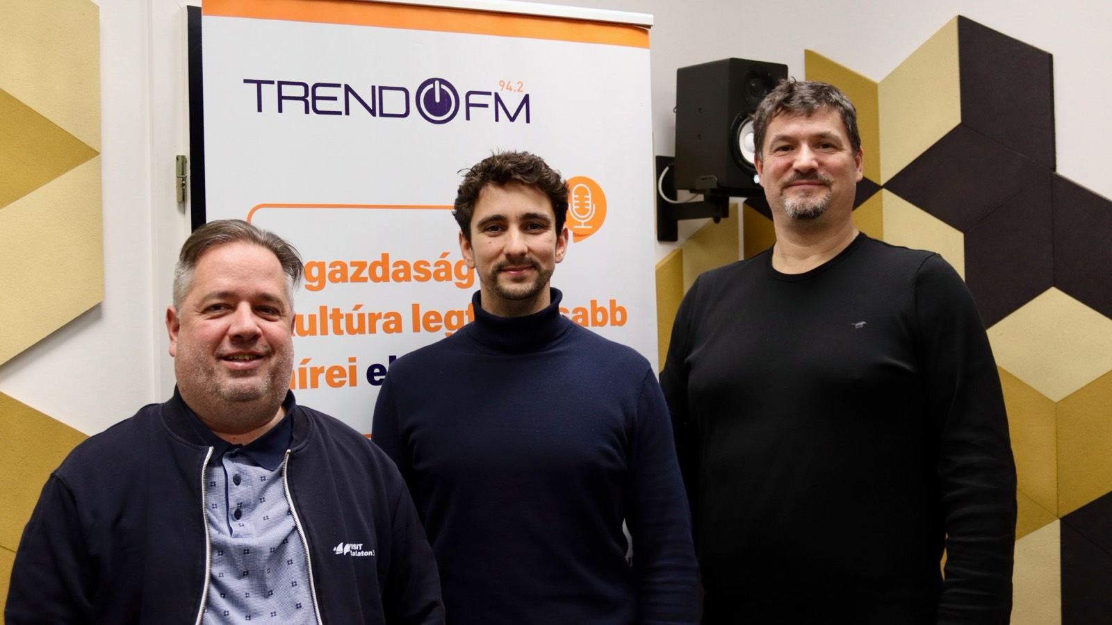 Adam Schmutz with the DigiTurismo podcast hosts during the tech-optimism episode | Adam Schmutz talking about digital maturity on the DigiTurismo podcast | Adam Schmutz during the DigiTurismo podcast recording in the TREND FM studio | Relaxed conversation during the recording of the DigiTurismo tech-optimism episode