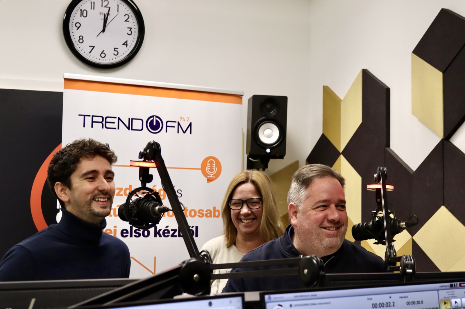 Adam Schmutz with the DigiTurismo podcast hosts during the tech-optimism episode | Adam Schmutz talking about digital maturity on the DigiTurismo podcast | Adam Schmutz during the DigiTurismo podcast recording in the TREND FM studio | Relaxed conversation during the recording of the DigiTurismo tech-optimism episode