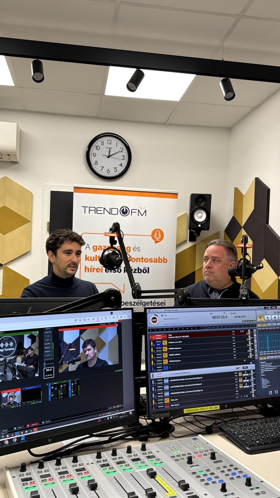 Adam Schmutz with the DigiTurismo podcast hosts during the tech-optimism episode | Adam Schmutz talking about digital maturity on the DigiTurismo podcast | Adam Schmutz during the DigiTurismo podcast recording in the TREND FM studio | Relaxed conversation during the recording of the DigiTurismo tech-optimism episode